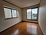 寝室：2面採光を確保した明るい室内は、爽やかな風を感じる居心地の良い空間です。 