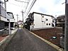 外観：戸建てが立ち並ぶ静かな住宅街。四季折々の移り変わりを感じながら自然と楽しみ、暮らす、そんな毎日を日々の中で感じられる住環境 