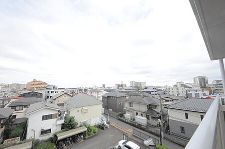 窓から眺める風景は一日の疲れを癒すヒーリングを奏でる、心地の良い時間を演出してくれます。室内も重要ですが、周りの環境もマイホーム選びの大事なポイント