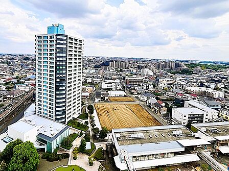 窓から眺める風景は一日の疲れを癒すヒーリングを奏でる、心地の良い時間を演出してくれます。室内も重要ですが、周りの環境もマイホーム選びの大事なポイント