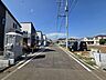 外観：戸建てが立ち並ぶ静かな住宅街。四季折々の移り変わりを感じながら自然と楽しみ、暮らす、そんな毎日を日々の中で感じられる住環境 