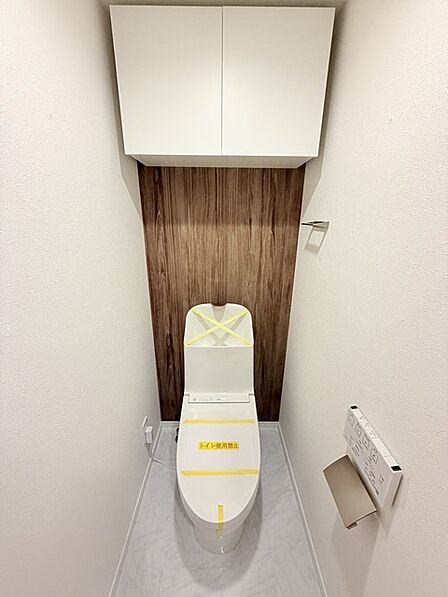 ウォシュレット機能付きのトイレ。収納もあり実用性も兼ね備えた造り。 