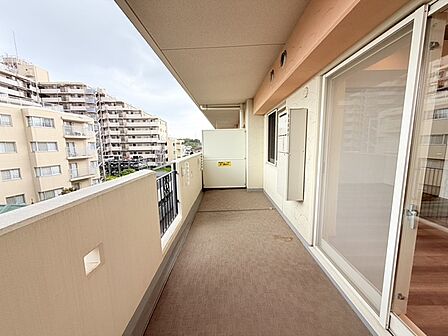 南側のお部屋から出入りできる、奥行きのあるワイドバルコニー。心地よい陽射しと暖かな風を楽しむことが出来ます。  
