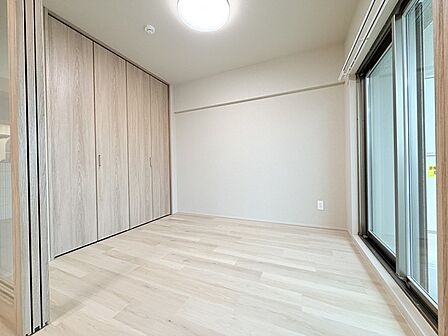 今からここを誰のお部屋にしようか、そんな洋室。大きさは4.6帖です。 
