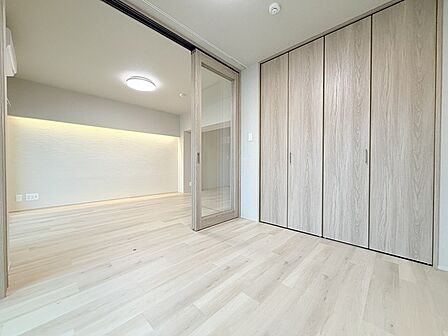 今からここを誰のお部屋にしようか、そんな洋室。大きさは4.6帖です。 