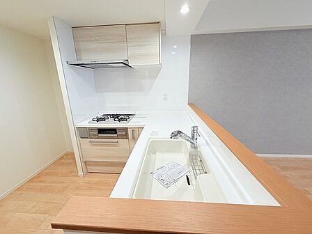 リビングにいる家族の顔が見渡せるカウンターキッチン。お料理もより一層おいしく、楽しく。食器棚を背面に設置しても十分な広さを確保しています。 ラヴィドール田無
