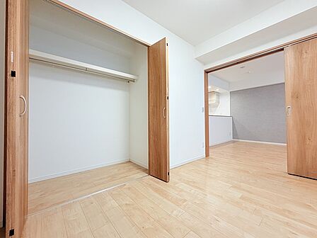 今からここを誰のお部屋にしようか、そんな洋室。大きさは4.8帖です。