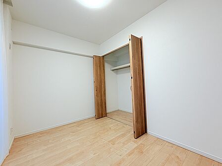 今からここを誰のお部屋にしようか、そんな洋室。大きさは4.8帖です。