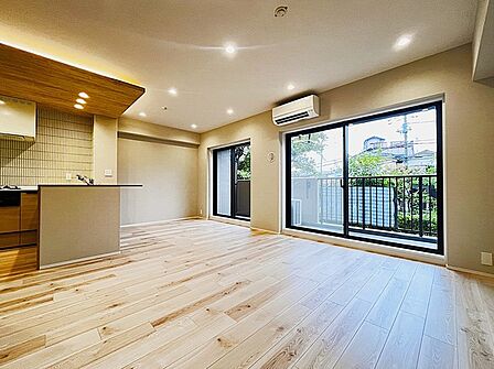 家族や友人、両親、親戚とこれから沢山の時間を紡ぐのだろう。そこを彩るのは窓から見える青い空、心地よい緑。そんなイメージが膨らむリビングスペース。