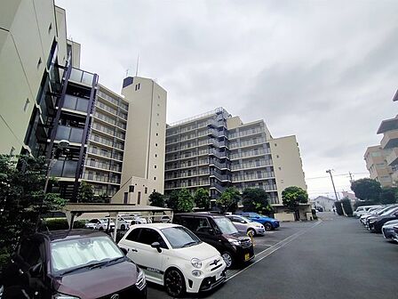 ゆとりある敷地に整備された駐車場を備え、日々の暮らしに心地よい利便性と安心感をもたらす佇まいです