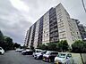 駐車場：ゆとりある敷地に整備された駐車場を備え、日々の暮らしに心地よい利便性と安心感をもたらす佇まいです 