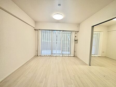 家族の集うリビングには色々な方向から光が差し込む設計に。家族のコミュニケーションが弾むスポットだから明るい雰囲気であってほしい。 