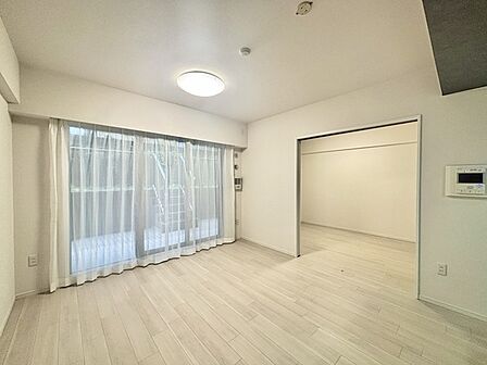 家族や友人、両親、親戚とこれから沢山の時間を紡ぐのだろう。そこを彩るのは窓から見える青い空、心地よい緑。そんなイメージが膨らむリビングスペース。 