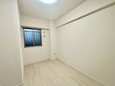 今からここを誰のお部屋にしようか、そんな洋室。大きさは5帖です。 