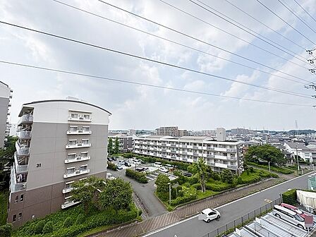 窓から眺める風景は一日の疲れを癒すヒーリングを奏でる、心地の良い時間を演出してくれます。室内も重要ですが、周りの環境もマイホーム選びの大事なポイント 