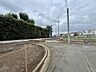 外観：6m幅員の道路に面しておりお車の運転が苦手な方でも安心して出入りいただけます。 