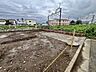 外観：戸建てが立ち並ぶ静かな住宅街。四季折々の移り変わりを感じながら自然と楽しみ、暮らす、そんな毎日を日々の中で感じられる住環境 