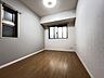 子供部屋：今からここを誰のお部屋にしようか、そんな洋室。大きさは5帖です。 