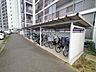 屋根がしっかり備わった整然とした駐輪スペースは、毎日の移動を快適に支える使いやすい仕様となっています 