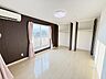 室内：今からここを誰のお部屋にしようか、そんな洋室。大きさは8.4帖です。 
