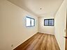室内：今からここを誰のお部屋にしようか、そんな洋室。大きさは6.38帖です。 