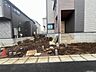 駐車場：前面道路は広く、駐車がしやすいです。駐車スペース2台分ございます。 