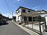 外観：6m幅員の道路に面しておりお車の運転が苦手な方でも安心して出入りいただけます。 