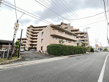 安心感をもたらす重厚なフォルムが暮らしの拠点を彩ります