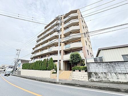 目の前の道路は少し交通量がありますが、駅までの道のりは暗くないので女性の方やお子様も安心です。
