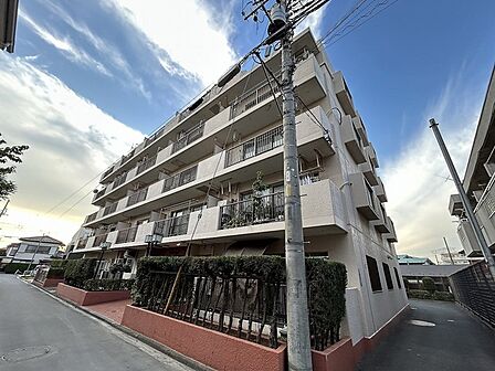 最寄り駅まで徒歩11分の近さ。 忙しい朝が助かる立地、 暮らしにゆとりが生まれます。 