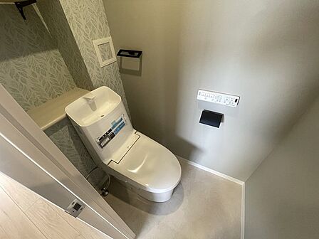 トイレはやっぱり白が1番落ち着きますね。もちろん衛生面でも嬉しいウォシュレット機能付きです。