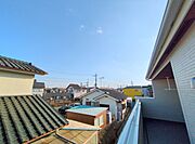 住宅街の中の一戸建て、あたりはほとんど住宅です。 