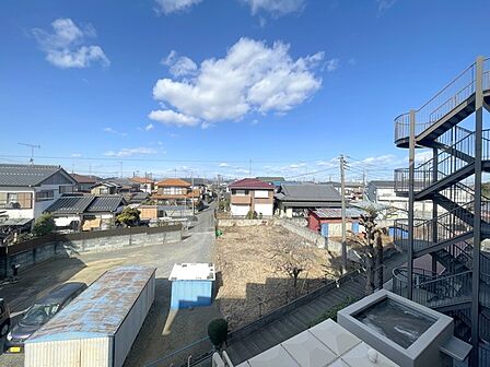 あたりには住宅を中心とした建物が広がります。