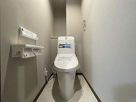 トイレはやっぱり白が1番落ち着きますね。もちろん衛生面でも嬉しいウォシュレット機能付きです。
