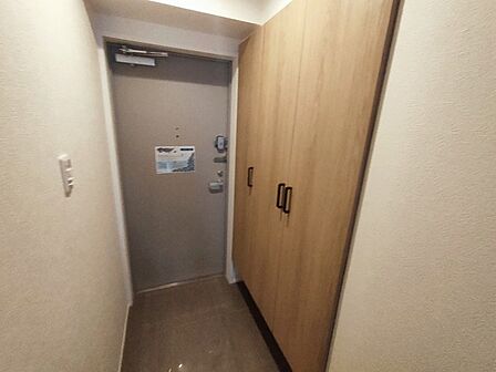 玄関を開けたらシューズボックス、使いやすい配置です。
