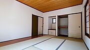 温かみのある木材と柔らかな畳の調和が心地よい空間。