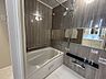 浴室：是非、足を伸ばして入って欲しいタイプのユニットバス。疲れの取れ方が違うかも。 