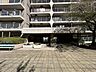 エントランス：落ち着いた色味と整ったフォルムが街並みに美しく調和しています。 