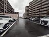 敷地内にゆとりある駐車場を完備。建物に囲まれた落ち着いた環境で、日々の暮らしを穏やかに支えます。 