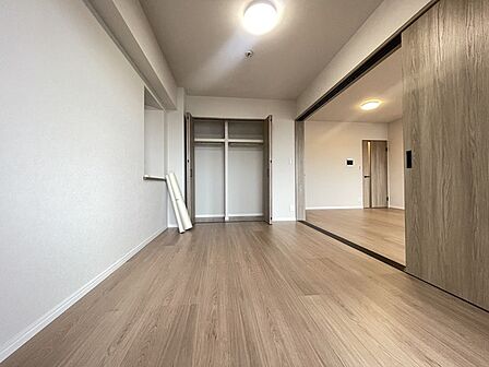 今からここを誰のお部屋にしようか、そんな洋室。大きさは6.3帖です。
