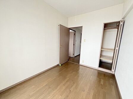 この部屋だれの部屋にしようかな、なんて会話を現地で楽しんでください。 落ち着いた色合いで統一された室内は、心穏やかに過ごせる心地よい安らぎの時間を紡ぎます