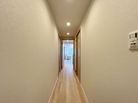 まっすぐ続く通路が、奥行きと広がりを感じさせます。