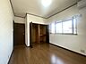 洋室：今からここを誰のお部屋にしようか、そんな洋室。大きさは5.75帖です。 