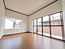 子供部屋：二面の窓から空を広く感じられる、穏やかで開放感に満ちた心地よい空間です。