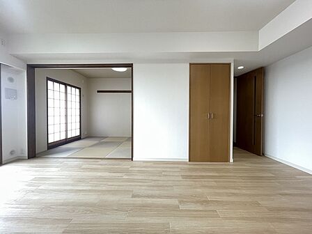 明るさと、和の趣が調和する空間。木の温もりを感じさせる床材と、障子越しの柔らかな光が、穏やかで心地よい暮らしを予感させます。 