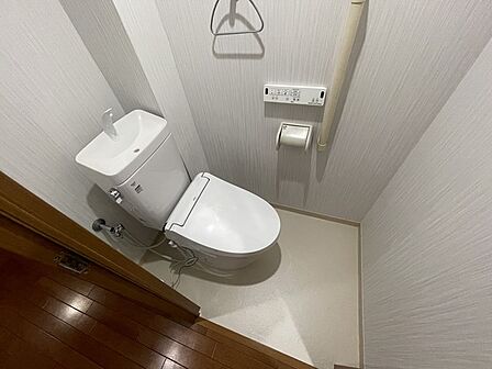 新しくお住まいになる方のことを考えて、トイレも新品に交換しました。 
