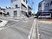 住民の方が主に利用する交通量少なめの道路に面してます。 