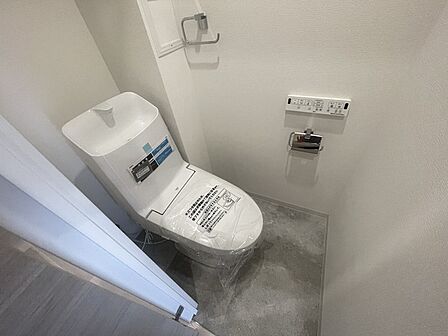 トイレはやっぱり白が1番落ち着きますね。もちろん衛生面でも嬉しいウォシュレット機能付きです。