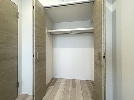 すっきりと片付いた空間を保つために欠かせない、奥行きのある収納スペースを全居室に設けています