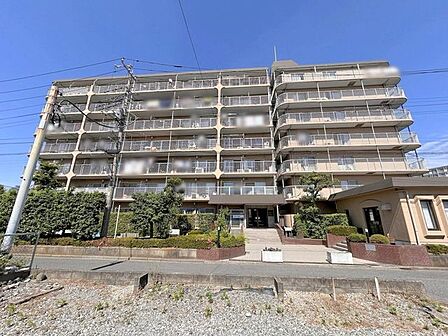最寄り駅まで徒歩13分。この距離だと、運動不足も少し解消されるかも。